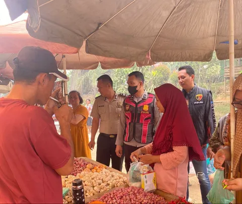 Kapolsek Batanghari Leko Turun ke Pasar Bukit Selabu, Pantau Sembako dan Sampaikan Imbauan