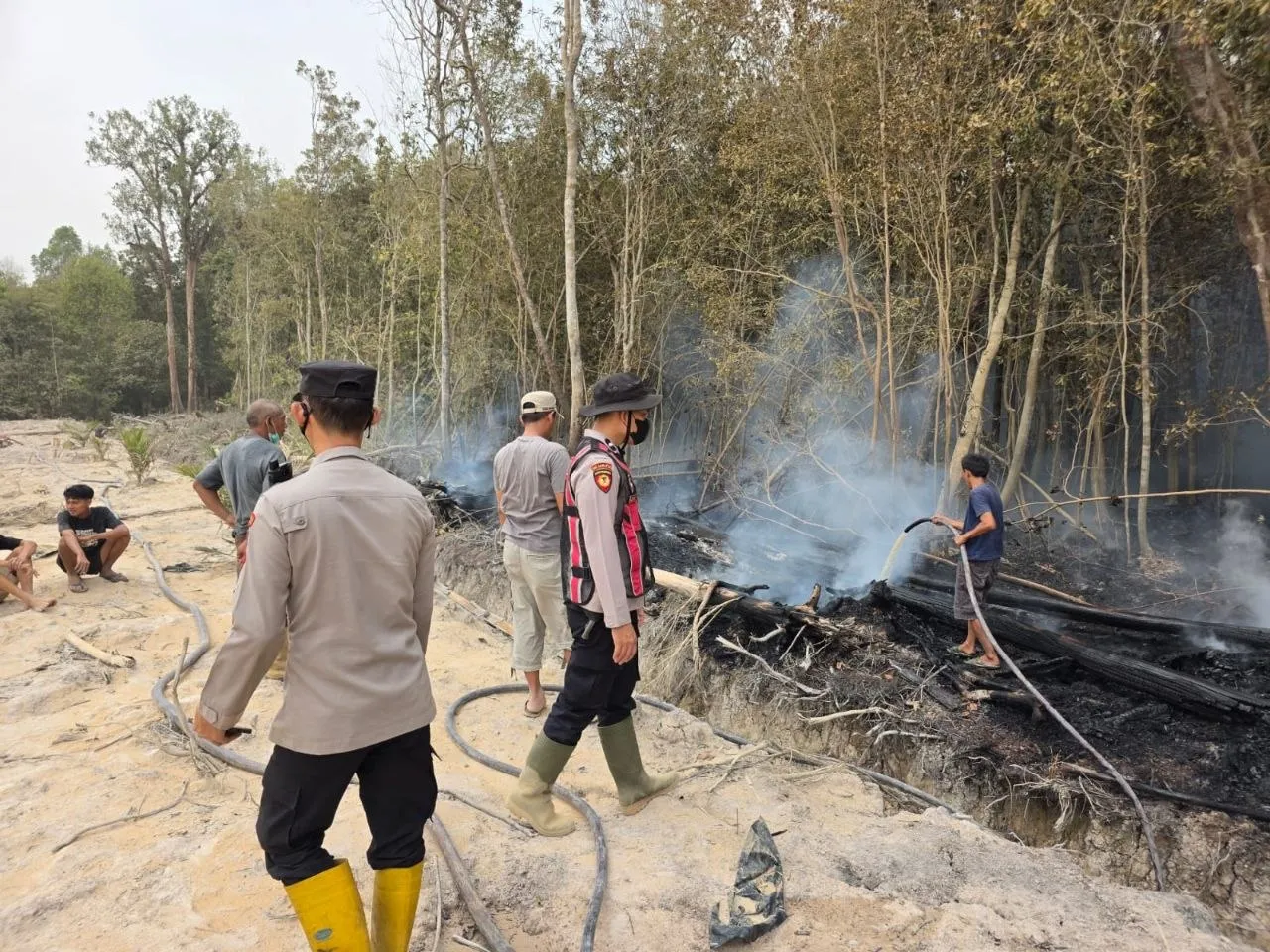 Polisi dan Masyarakat Tangani Lahan Terbakar di Desa Tanah Abang setelah Laporan 110 — foto 1