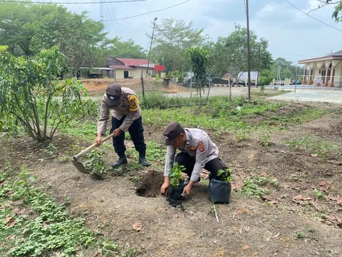 Penanaman Bibit Jadi Bagian Green Policing Polsek Batanghari Leko