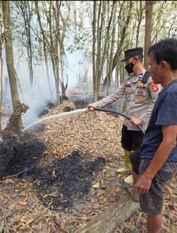 Polisi dan Masyarakat Tangani Lahan Terbakar di Desa Tanah Abang setelah Laporan 110 — foto 2